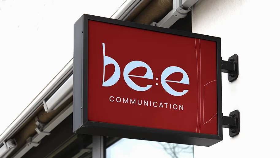 Bee Communication Projektansicht mit Signage und Tasche